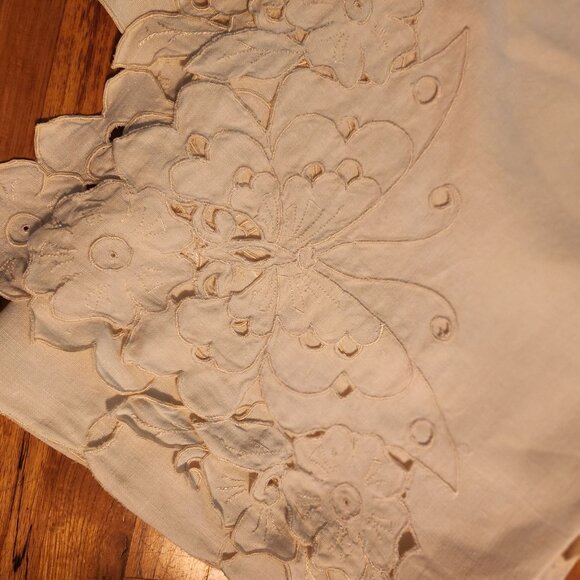 Victorian Cutwork Embroidered Butterfly & Floral Tablecloth 80"x 104" - Picture 8 of 8